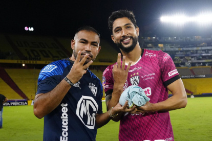 Junior Sornoza le entregó un balón simbólico a Jeison Medina.