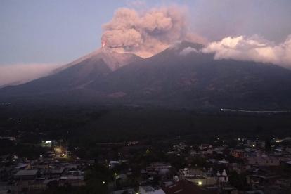 El volcán Fuego entra en erupción visto desde Alotenango, departamento de Sacatepéquez, a unos 65 kilómetros al suroeste de la Ciudad de Guatemala, el 10 de marzo de 2025.