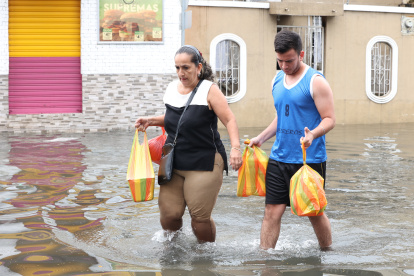 En Sauces, la falta de drenaje mantiene anegadas las calles.