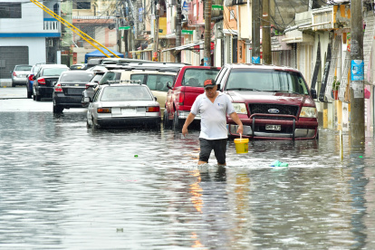 Alertan sobre condiciones climáticas en Guayaquil: fuertes lluvias, vientos y truenos afectan la ciudad.