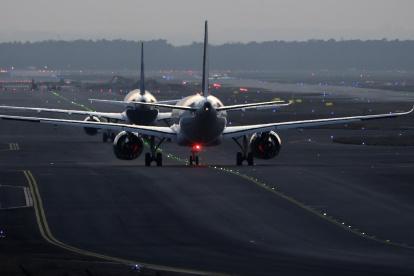 Vista de un avión en el aeropuerto de Fráncfort que mañana hará huelga junto con otros aeródromos alemanes.