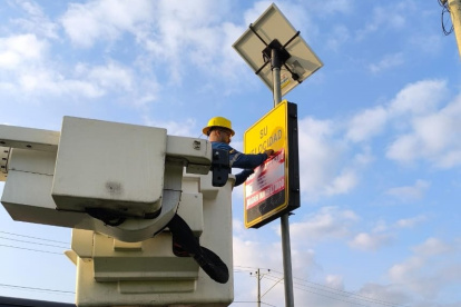 Momento en que personal retira los sellos de clausura para analizar los radares en Durán.