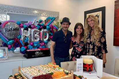 Rafaella Pimentel junto a sus padres en una fotografía tomada en agosto de 2020.