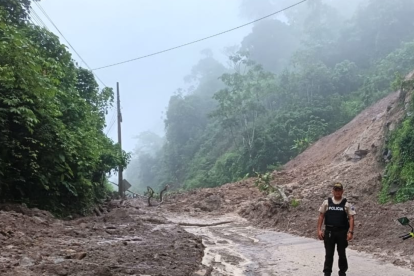 Vía cerrada por deslizamiento de tierra.