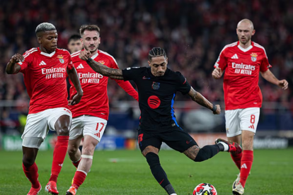 Raphinha (c) fue quien le dio la ventaja a FC Barcelona en la ida de octavos de final de Champions League ante Benfica