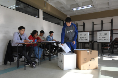 Impedimento. El CNE es la autoridad que deberá regular la eventual restricción del uso del teléfono móvil mientras se sufraga en las elecciones.