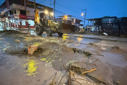 Estragos de la intensa lluvia en Manta