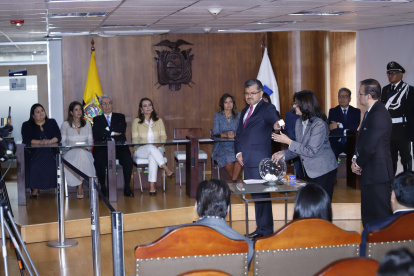 El presidente de la Corte Constitucional, Alí Lozada, fue el encargado de realizar el sorteo.