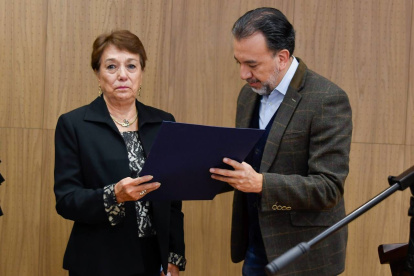 El alcalde Pabel Muñoz entregó el reconocimiento a Rebeca Cabezas, madre de la exreina Carla Torres.