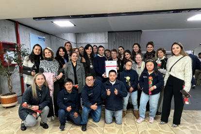 Rebeca Cabezas, madre de Karla Torres, recibió el reconocimiento. Integrantes de la Fundación Reina de Quito la acompañaron.