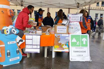 Entrega de señalética por parte de Gestión de Riesgos.