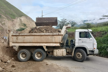 Obras Públicas trabajó en la limpieza de la vía E10 Lita-Salinas, km 129, sector Los Chivos, en Imbabura.