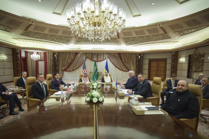 Yedá (Arabia Saudita). El Secretario de Estado, Marco Rubio, junto a la delegación de Ucrania y a funcionarios locales en la reunión de este 11 de marzo de 2025.