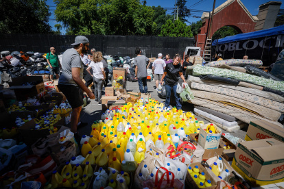 Decenas de personas fueron registradas este lunes, 10 de marzo, al acopiar y clasificar donaciones para los afectados por las inundaciones de Bahía Blanca.