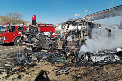 La escena de una colisión entre un tractocamión y un autobús de pasajeros en Velardena, estado de Durango, México, el 10 de marzo de 2025.