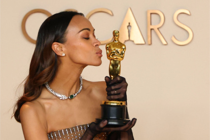 Zoé Saldaña posa junto a su Óscar