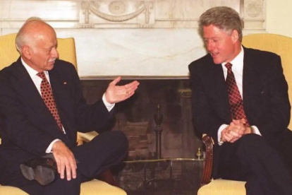 El expresidente de Ecuador Sixto Durán Ballén (+) y el expresidente de EE.UU. Bill Clinton.