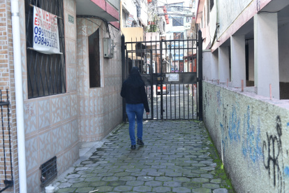 Solanda se caracteriza por tener cientos de pasajes y en cada uno los vecinos instalaron puertas.