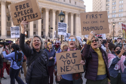 La gente se reúne en Foley Square, cerca de una oficina de Inmigración y Control de Aduanas de Estados Unidos, para protestar por el reciente arresto del graduado de la Universidad de Columbia.