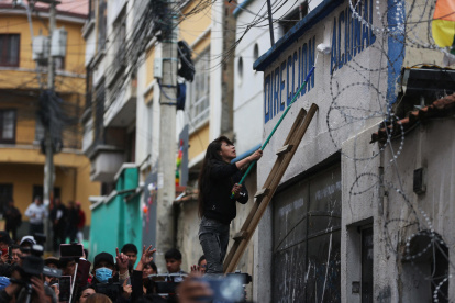 Simpatizantes del expresidente de Bolivia Evo Morales intentan ingresar a la sede del Movimiento al Socialismo (MAS).