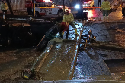 Bomberos retiran agua con la ayuda de bombas de succión en Loja.