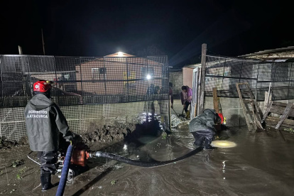 Los bomberos están atentos para actuar en el caso de emergencia.