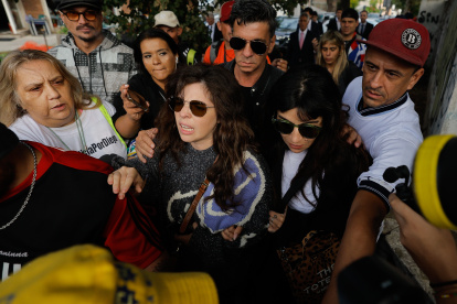 Dalma (c) y Giannina Maradona (c-d), hijas de Diego Armando Maradona llegando este martes 11 de marzo a los tribunales de San Isidro en Buenos Aires, Argentina.