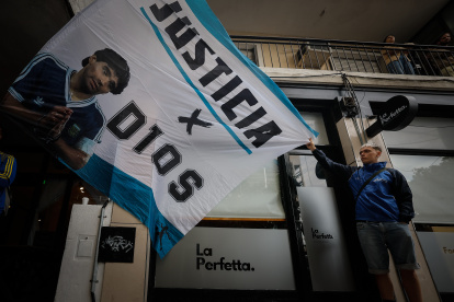 Simpatizantes de Diego Armando Maradona esperando frente a los tribunales de San Isidro en Buenos Aires, Argentina.