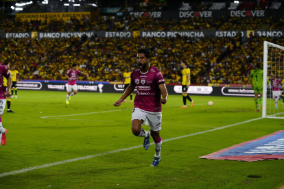 Jeison Medina marcó tres goles en el triunfo de los rayados sobre Barcelona.