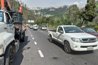 Los conductores reportaron que se generó congestión en la av. Simón Bolívar, en horas pico, por los trabajos en un talud.