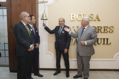 El gerente de Banco Comercial Manabí hizo el tradicional toque de campana.