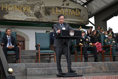 El presidente Gustavo Petro, pronuncia discurso frente al nuevo ministro de Defensa, Pedro Sánchez (izq.), durante una ceremonia en la Escuela Militar de Cadetes