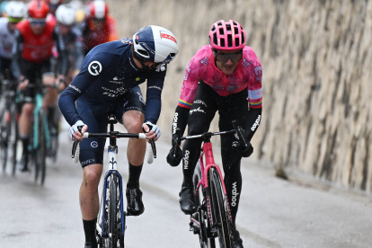 Richard Carapaz (d) durante la tercera etapa de la Tirreno Adriático.