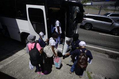 Migrantes se preparan para subir a un bus este martes, en Ciudad de Panamá.