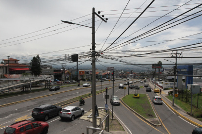 Este es el panorama que enfrenta Cumbayá, en donde cientos de cables invaden a esta zona del valle.