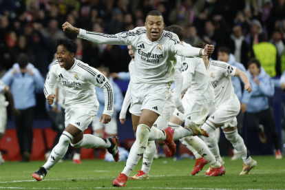 Kylian Mbappé (c) junto al resto de jugadores del Real Madrid corrieron a celebrar la clasificación de Champions
