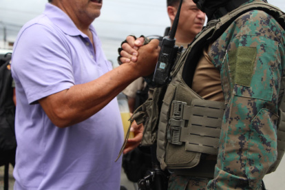El ciudadano fue llevado a un cuartel policial, para luego ser entregado a su familia.