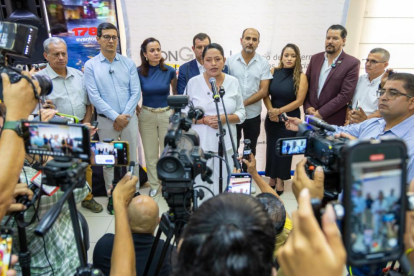 Prefectos de Pichincha, Azuay, Guayas, Imbabura, entre otros, en rueda de prensa, para denunciar no pago de rentas, el 12 de marzo del 2025.