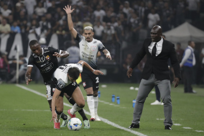 Ángel Romero (c) de Corinthians disputa el balón con Aníbal Chalá (i) de Barcelona en un partido de la tercera ronda de la Copa Libertadores entre Corinthians y Barcelona en el estadio Neo Química Arena.