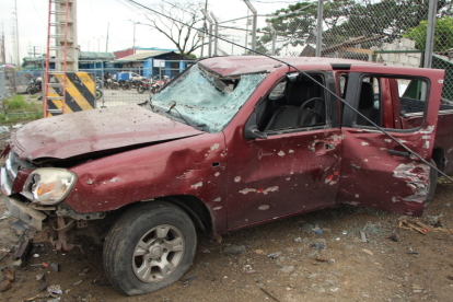 Vehículo afectado en la explosión.