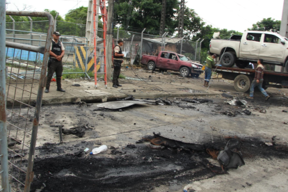 Los restos desprendidos de los vehículos quedaron en las cercanías del centro carcelario.