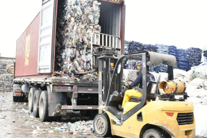 Empresas. Las empresas buscan reciclar materiales para no depender de materia prima, y reinvertir con productos locales.