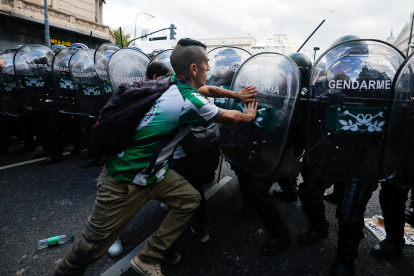 Una persona se enfrenta con miembros de la Gendarmería Nacional este miércoles, durante una manifestación en el Congreso de la Nación en Buenos Aires (Argentina).