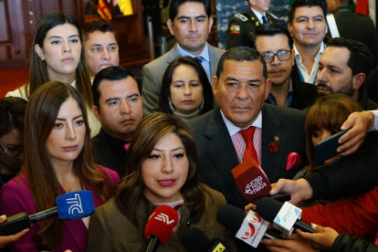 Inés Alarcón, junto a su bancada de ADN, dio declaraciones a la prensa