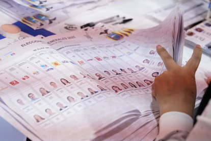 Imagen de conteo de papeletas de votación, tras la primera vuelta 2025.
