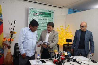 El ministro de Agricultura, Danilo Palacios, muestra documentos a Mauro Erazo, presidente de l Foro Agropecuario Ecuatoriano. A un costado Joseph Massoud, presidente de la Asociación Nacional de Café.