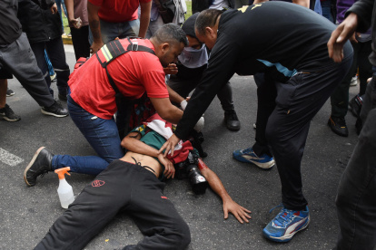 El fotógrafo Pablo Grillo es herido de gravedad durante una manifestación este miércoles, en Buenos Aires (Argentina).
