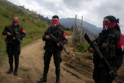 Catatumbo. Rebeldes del ELN hacen guardia en un camino rural.
