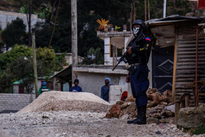 Un policía resguarda un barrio en Puerto Príncipe.