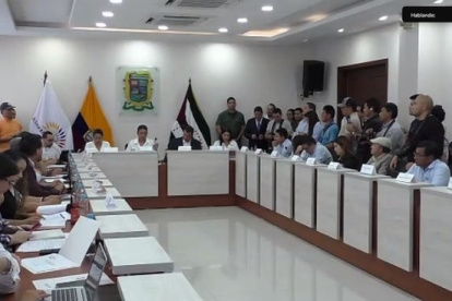 Prefectos y alcaldes de los Gobiernos Autónomos Descentralizados participaron en la sesión de la Comisión.